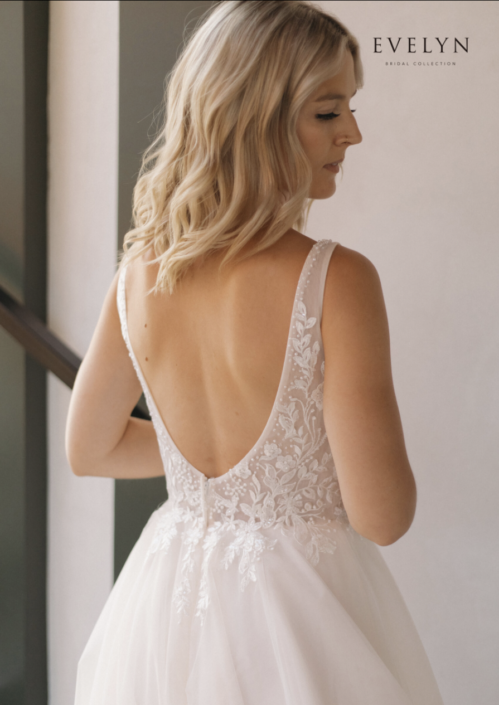 La robe Quinn est une robe de mariée style Trapèze avec sa dentelle ornée de strass et une belle fluidité sur la jupe avec son tulle soft. Cette sublime robe de mariée vous attend dans votre boutique "Rêve d'un Jour" à Yvetot (entre Rouen et Le Havre)