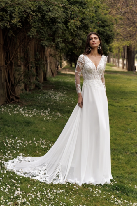 Robe de mariée Tulipe. C'est une robe de mariée en mousseline avec un bustier et manches en dentelle. Une traine magnifique avec rappel de la dentelle du bustier. Cette robe de mariée est disponible dans votre boutique Rêve d'un Jour à Yvetot situé entre Rouen et Le Havre