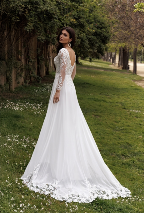 Robe de mariée Tulipe. C'est une robe de mariée en mousseline avec un bustier et manches en dentelle. Une traine magnifique avec rappel de la dentelle du bustier. Cette robe de mariée est disponible dans votre boutique Rêve d'un Jour à Yvetot situé entre Rouen et Le Havre
