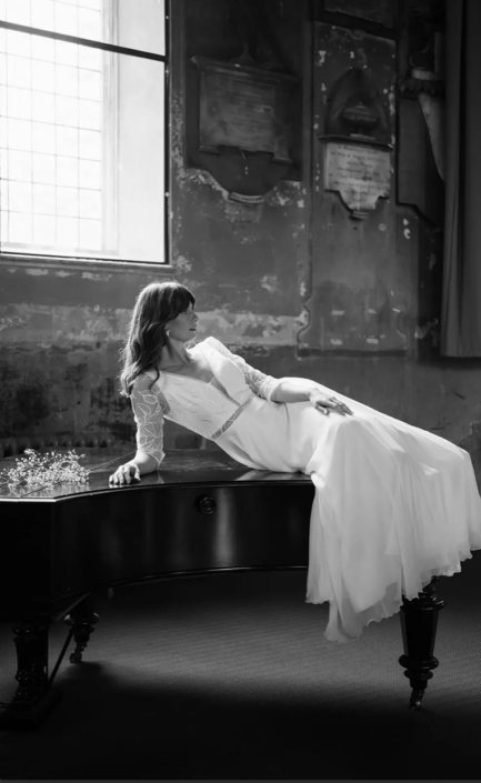 CAMÉLIA Sublime robe de mariée du Créateur Lambert Création. Créateur Français qui confectionne des robes de mariées de très belle qualité avec des coupes sophistiquées. Robe disponible chez Rêve d'un Jour à Yvetot