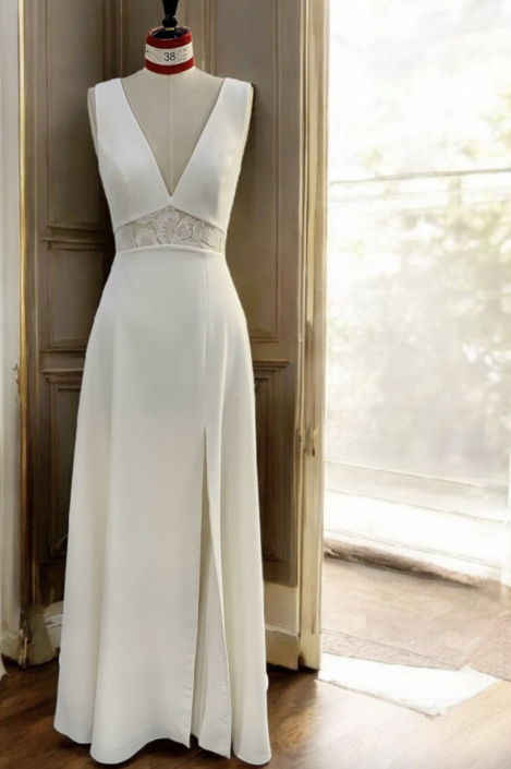 NAOMI Sublime robe de mariée du Créateur Lambert Création. Créateur Français qui confectionne des robes de mariées de très belle qualité avec des coupes sophistiquées. Robe disponible chez Rêve d'un Jour à Yvetot