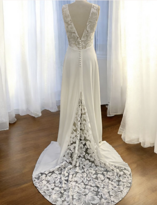 NAOMI Sublime robe de mariée du Créateur Lambert Création. Créateur Français qui confectionne des robes de mariées de très belle qualité avec des coupes sophistiquées. Robe disponible chez Rêve d'un Jour à Yvetot