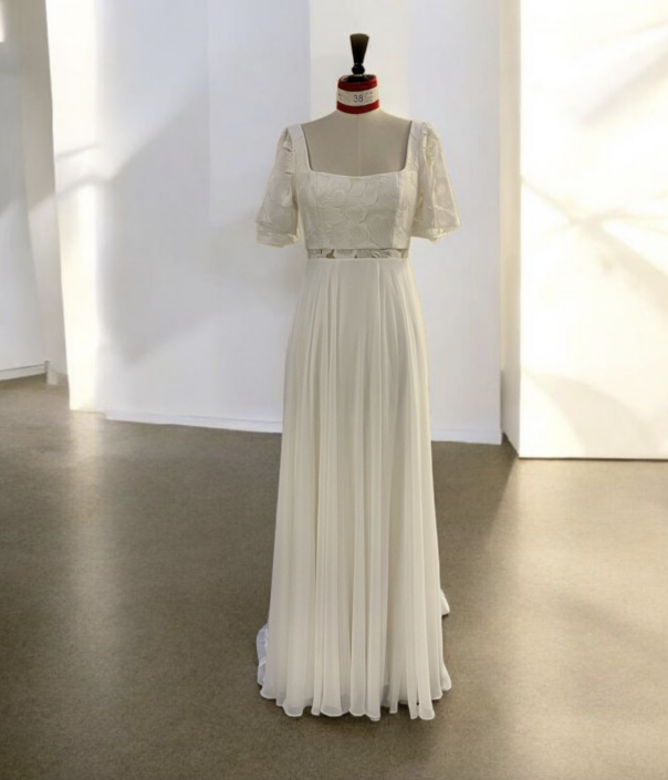 SALMA Sublime robe de mariée du Créateur Lambert Création. Créateur Français qui confectionne des robes de mariées de très belle qualité avec des coupes sophistiquées. Robe disponible chez Rêve d'un Jour à Yvetot