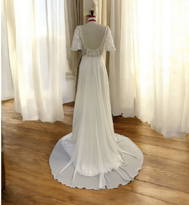 SALMA Sublime robe de mariée du Créateur Lambert Création. Créateur Français qui confectionne des robes de mariées de très belle qualité avec des coupes sophistiquées. Robe disponible chez Rêve d'un Jour à Yvetot