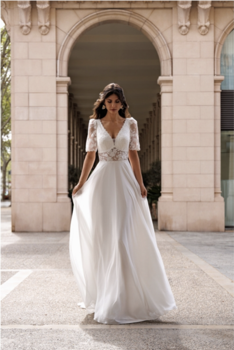 Robe de mariée Alysse de chez Ellebeline Paris. Cette robe de mariée très couture est confectionnée en mousseline haute qualité avec une dentelle florale sur le bustier et finie par un dos papillon Style Bohème Chic, cette robe de mariée est disponible dans votre boutique Rêve d'un Jour à Yvetot