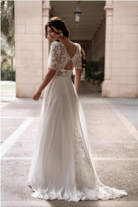 Robe de mariée Alysse de chez Ellebeline Paris. Cette robe de mariée très couture est confectionnée en mousseline haute qualité avec une dentelle florale sur le bustier et finie par un dos papillon Style Bohème Chic, cette robe de mariée est disponible dans votre boutique Rêve d'un Jour à Yvetot