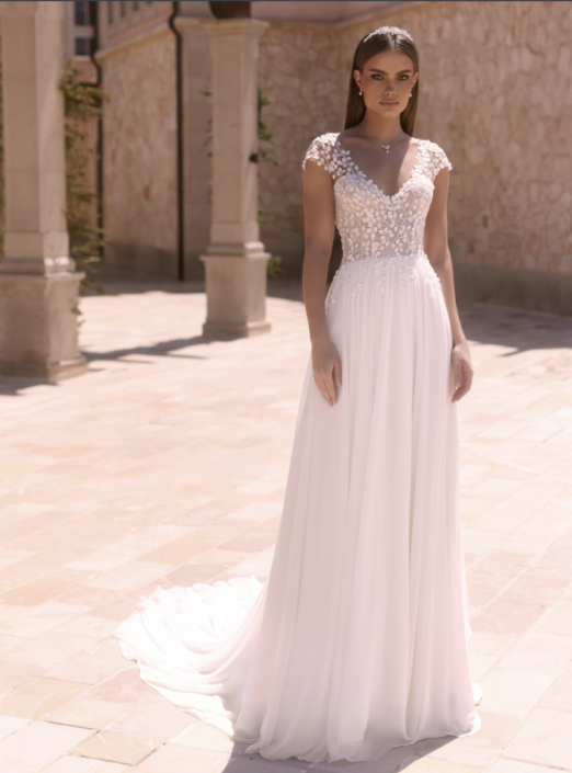 Robe de mariée Doridis de chez Bianco Evento. Cette robe de mariée très couture est confectionnée en mousseline haute qualité avec plumetis de feuille sur le bustier. Style Bohème Chic, cette robe de mariée est disponible dans votre boutique Rêve d'un Jour à Yvetot