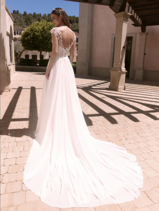 Robe de mariée Doridis de chez Bianco Evento. Cette robe de mariée très couture est confectionnée en mousseline haute qualité avec plumetis de feuille sur le bustier. Style Bohème Chic, cette robe de mariée est disponible dans votre boutique Rêve d'un Jour à Yvetot