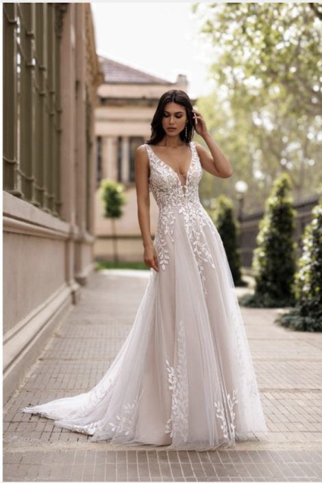 OPALINE Opaline est une robe en tulle mousseline qui lui donne une fluidité agréable. Sa dentelle en feuille lui apporte ce côté Bohème tant apprécié par nos mariées. Cette robe est disponible dans votre boutique Rêve d'un Jour à Yvetot (entre Rouen et Le Havre)