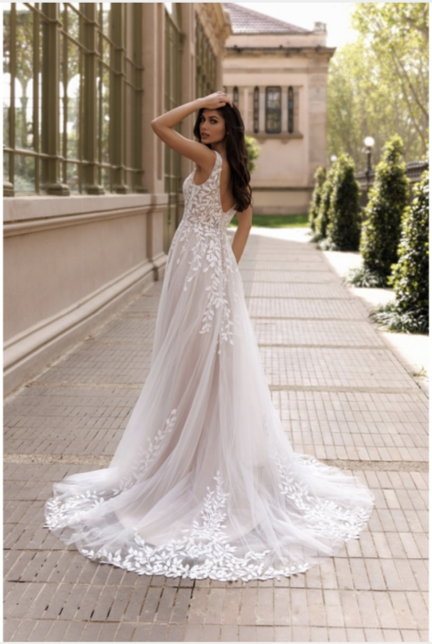 OPALINE Opaline est une robe en tulle mousseline qui lui donne une fluidité agréable. Sa dentelle en feuille lui apporte ce côté Bohème tant apprécié par nos mariées. Cette robe est disponible dans votre boutique Rêve d'un Jour à Yvetot (entre Rouen et Le Havre)