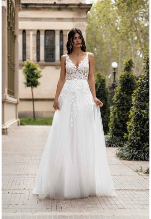 PLUME Cet robe légère et voluptueuse en tulle nuage et broderie sur le bustier est disponible dans votre boutique Rêve d'un Jour à Yvetot (entre Rouen et Le Havre)