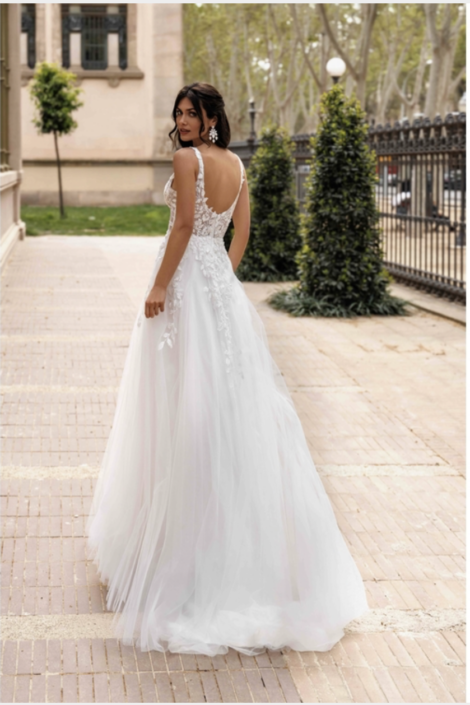 PLUME Cet robe légère et voluptueuse en tulle nuage et broderie sur le bustier est disponible dans votre boutique Rêve d'un Jour à Yvetot (entre Rouen et Le Havre)