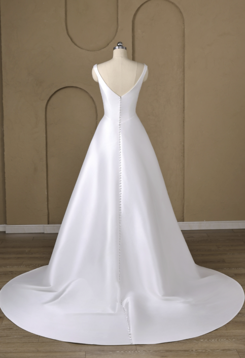 NYMPHÉA Cette sublime robe en Mikado s'appelle Nymphéa. Sa matière ainsi que ses plissées lui apporte cette allure tellement chic et élégante. Nymphéa est disponible dans votre boutique Rêve d'un Jour à Yvetot (entre Rouen et Le Havre)