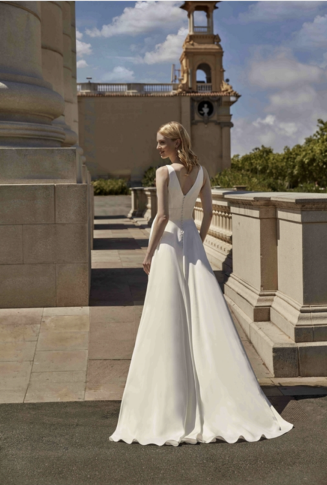 FALVIA Flavia est une superbe robe en satin léger, tout en simplicité et élégance. Votre retrouverez cette robe dans votre boutique Rêve d'un Jour à Yvetot (entre Rouen et Le Havre)
