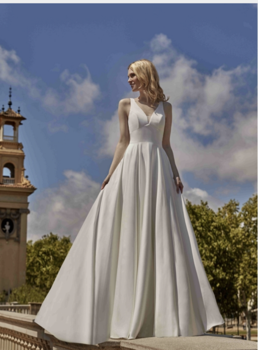 FLAVIA Flavia est une superbe robe en satin léger, tout en simplicité et élégance. Votre retrouverez cette robe dans votre boutique Rêve d'un Jour à Yvetot (entre Rouen et Le Havre)