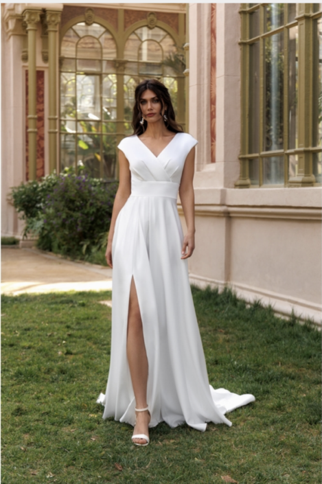 GINA Gina est une superbe robe en crêpe, tout en simplicité et élégance. Votre retrouverez cette robe dans votre boutique Rêve d'un Jour à Yvetot (entre Rouen et Le Havre)