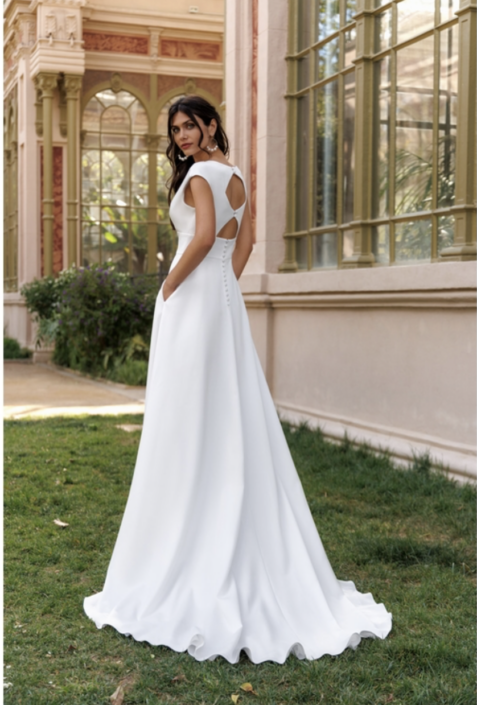 GINA Gina est une superbe robe en crêpe, tout en simplicité et élégance. Votre retrouverez cette robe dans votre boutique Rêve d'un Jour à Yvetot (entre Rouen et Le Havre)
