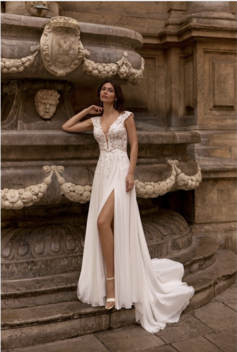 VALENTINA Valentina est une superbe robe en mousseline, fendue avec un haut en dentelle de qualité. tout en simplicité et élégance. Votre retrouverez cette robe dans votre boutique Rêve d'un Jour à Yvetot (entre Rouen et Le Havre)